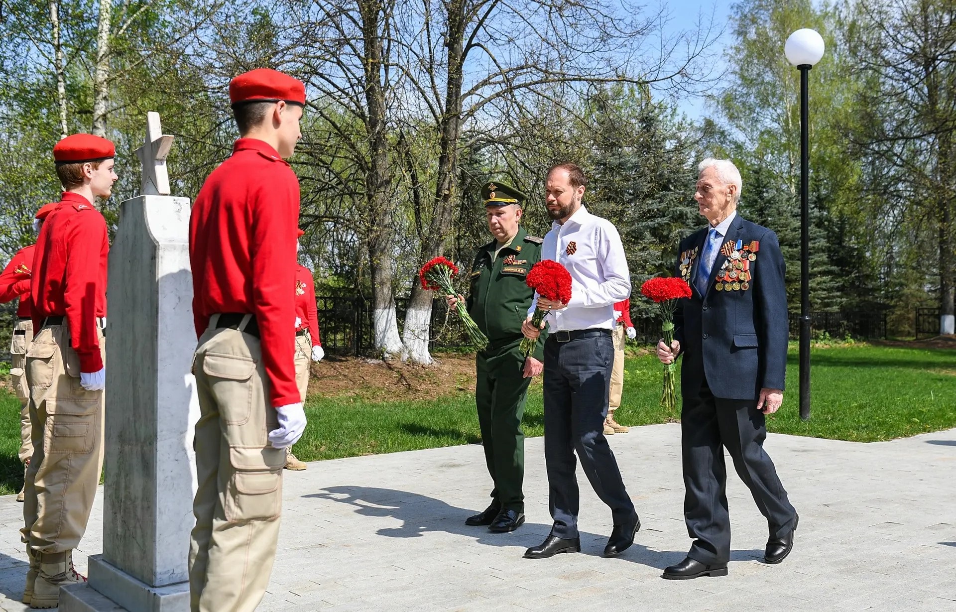 Королев посадил сирень на братском захоронении под Тверью