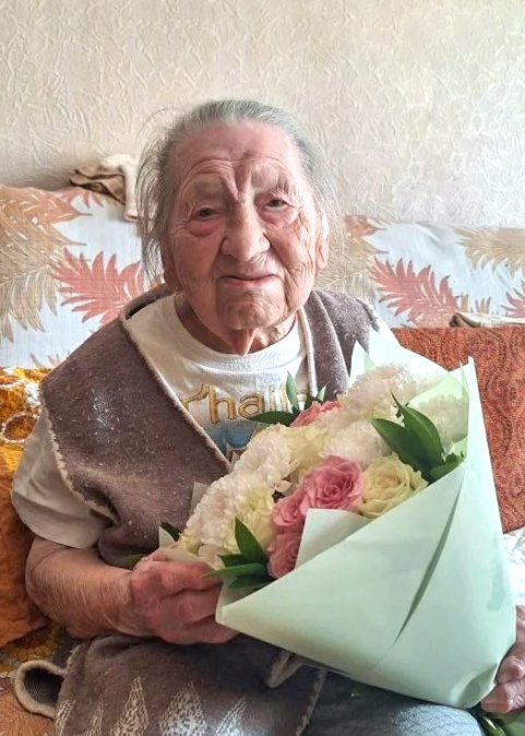 Губернатор поздравил со 100-летием ветерана Нину Капусткину