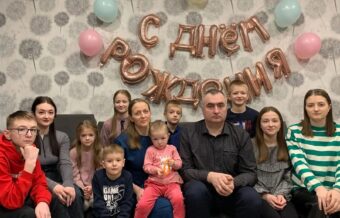 Мать-героиня из Бежецка принимает поздравления Мать-героиня из Бежецка принимает поздравления