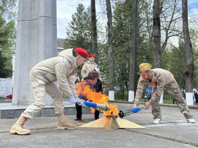 В Лихославле зажгли Вечный огонь на Обелиске воинам-освободителям