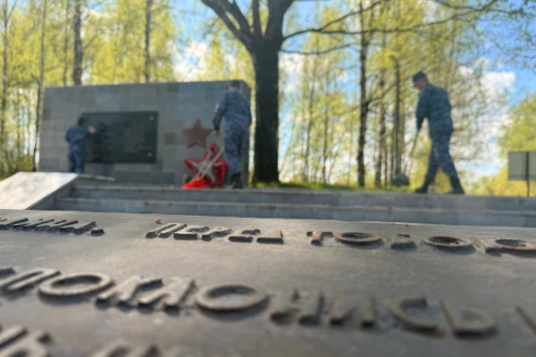 Росгвардейцы Тверской области благоустраивают мемориалы к 81-й годовщине Победы