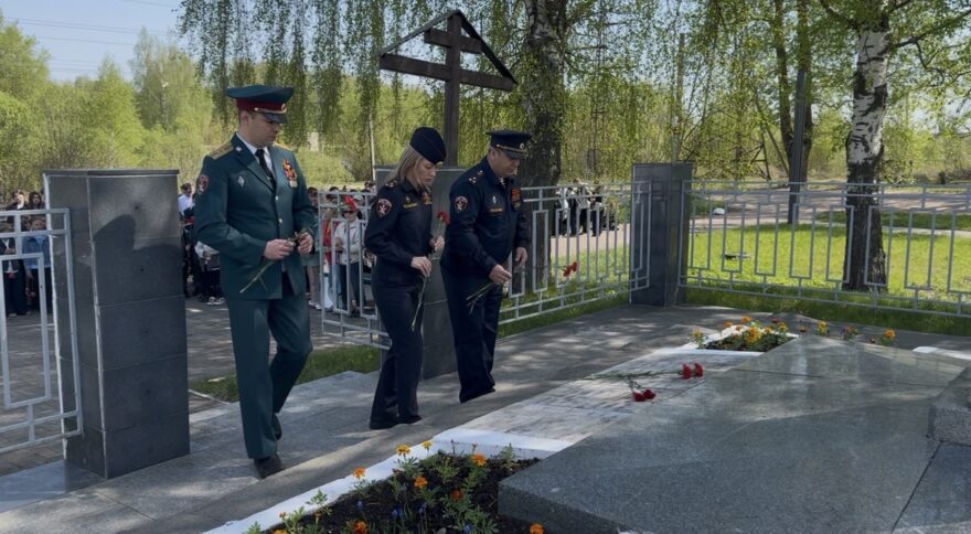 В преддверии Дня Победы сотрудники Росгвардии Твери возложили цветы к памятнику павшим воинам