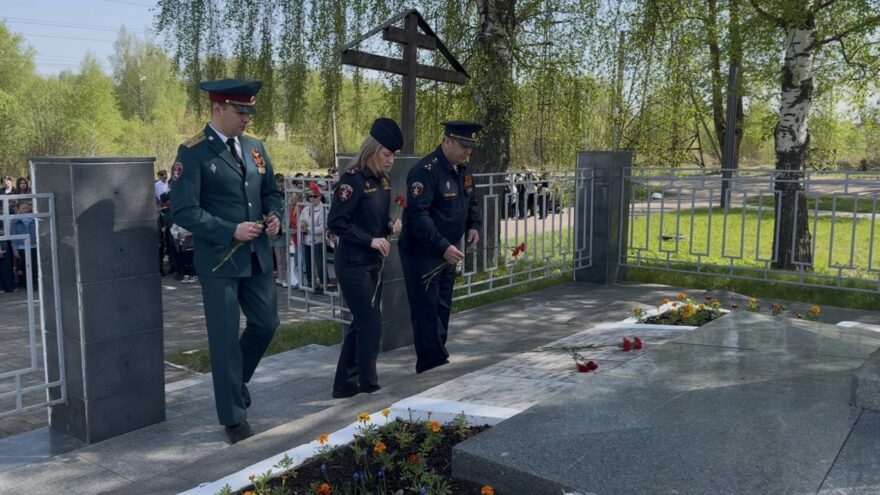 В преддверии Дня Победы сотрудники Росгвардии Твери возложили цветы к памятнику павшим воинам