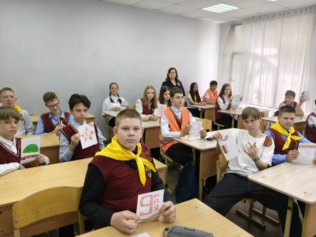 Уроки патриотизма и безопасности: Школьники Удомли встретили День Победы с Госавтоинспекцией
