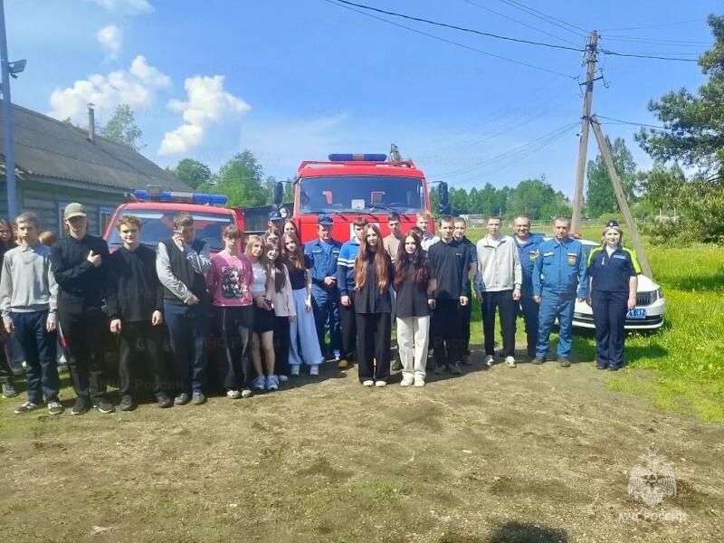 Оленинские пожарные учат подростков безопасности: от техники до экстренных вызовов