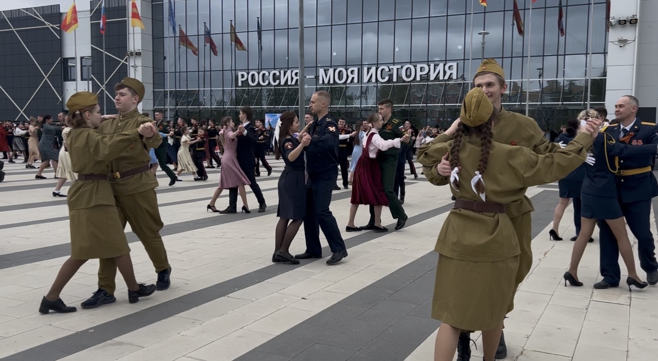 Память в танце: росгвардейцы и кадеты приняли участие в акции «Вальс Победы» в историческом парке Твери