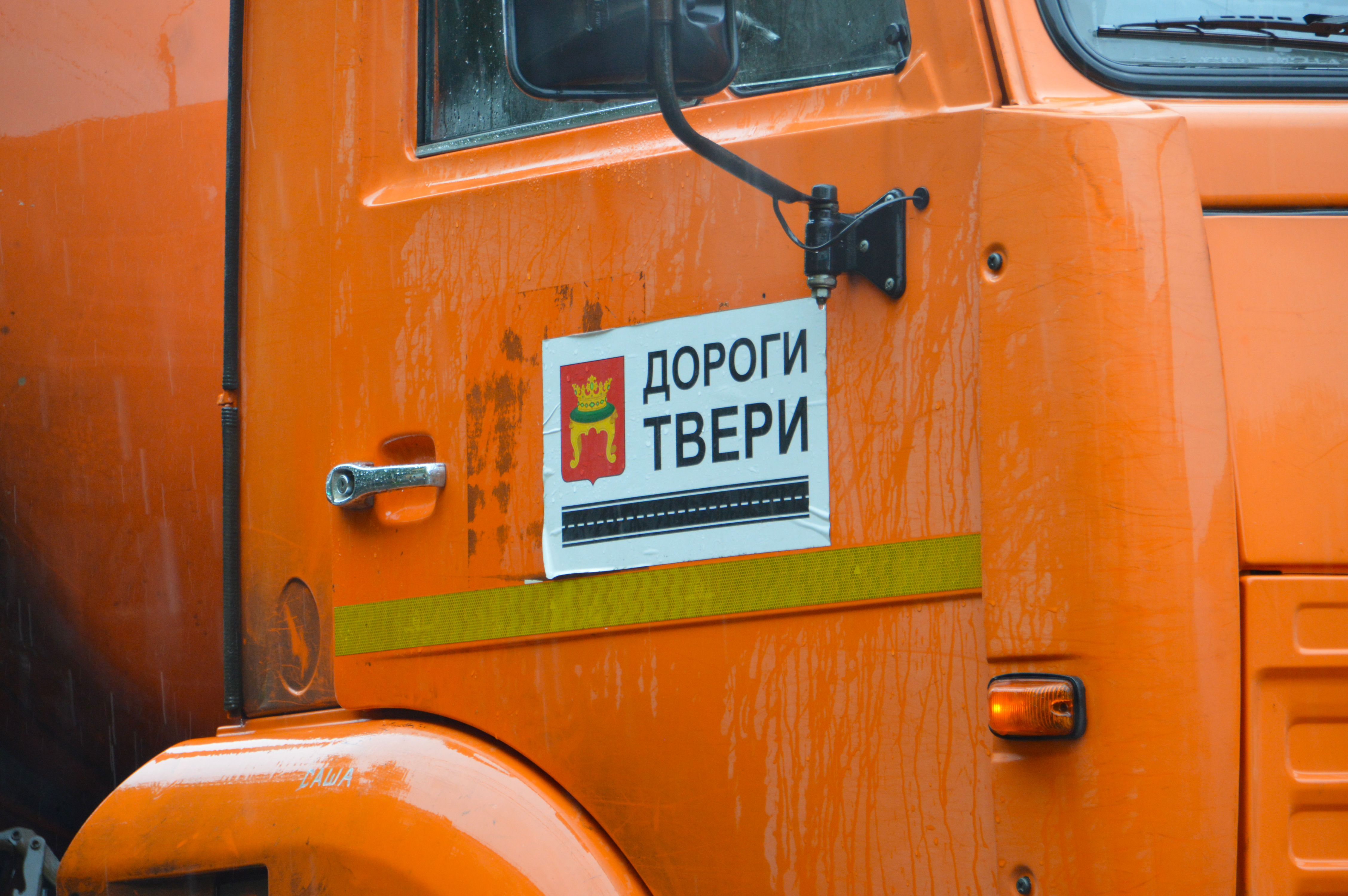 В Твери коммунальщики откачивают воду с затопленных улиц