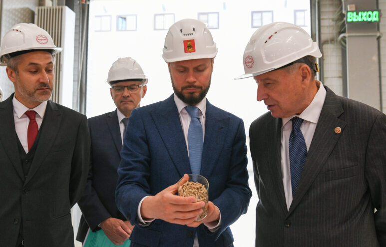 Виталий Королев посетил агропромышленный завод «Коралл»
