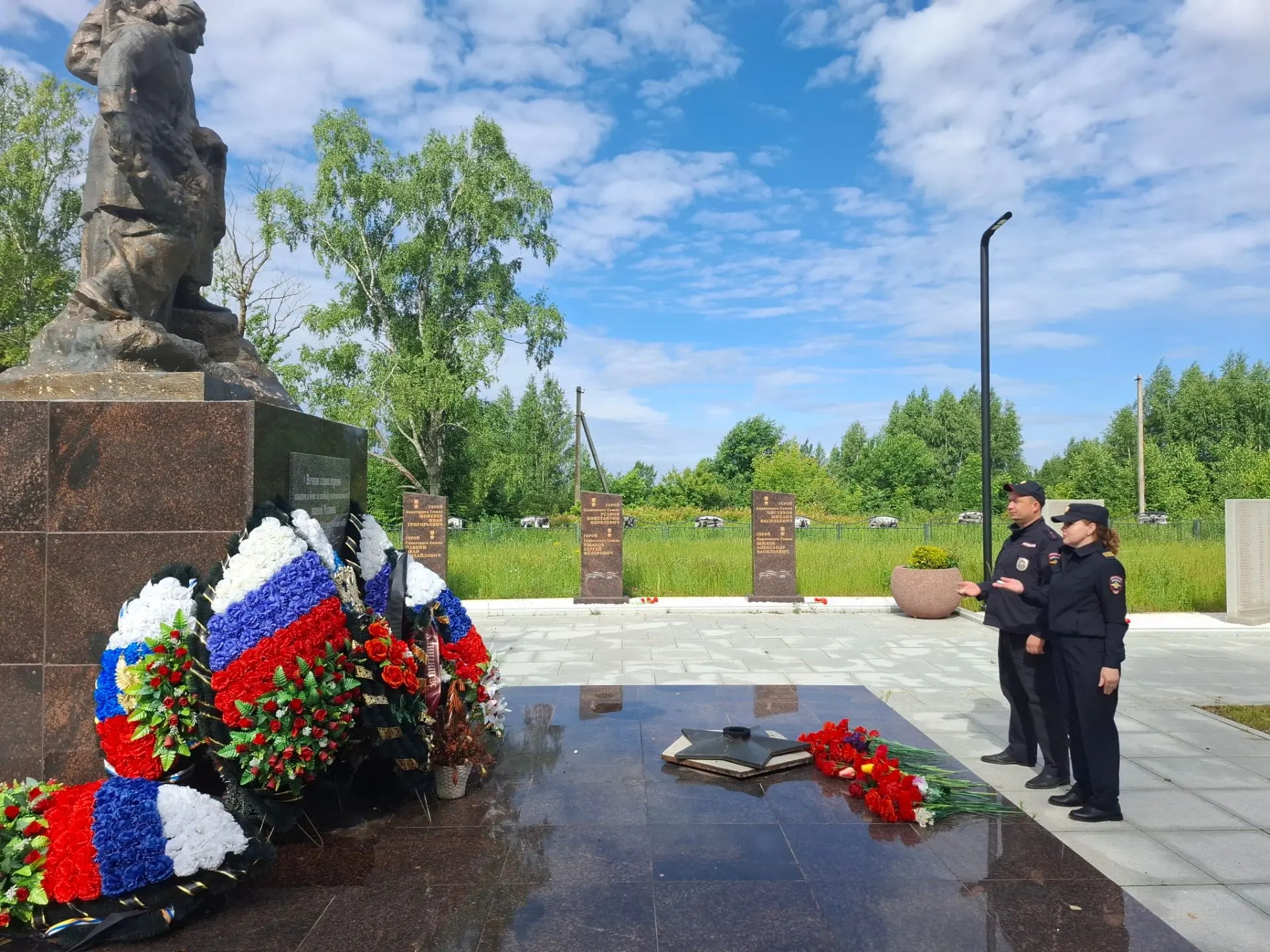 "Свеча памяти": Транспортная полиция Вышнего Волочка почтила подвиг фронтовиков "Свеча памяти": Транспортная полиция Вышнего Волочка почтила подвиг фронтовиков