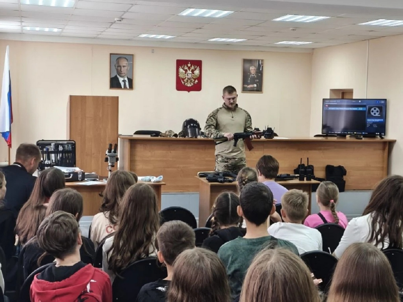 Полицейские открыли двери для школьников: юные жители Вышнего Волочка узнали о службе изнутри Полицейские открыли двери для школьников: юные жители Вышнего Волочка узнали о службе изнутри