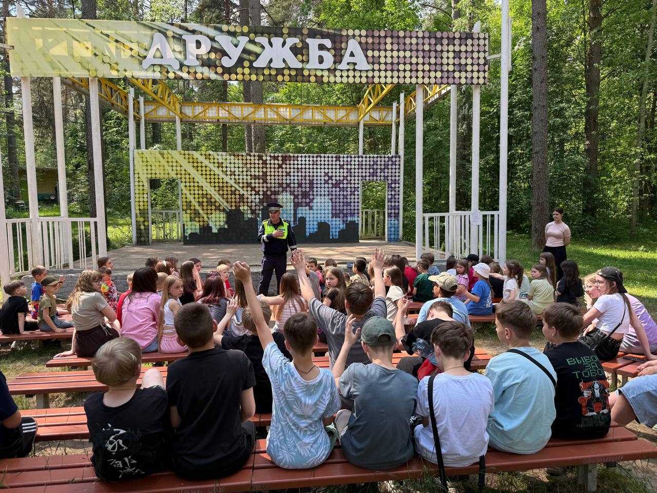 Сотрудники ГИБДД провели занятия в лагерях Твери Сотрудники ГИБДД провели занятия в лагерях Твери
