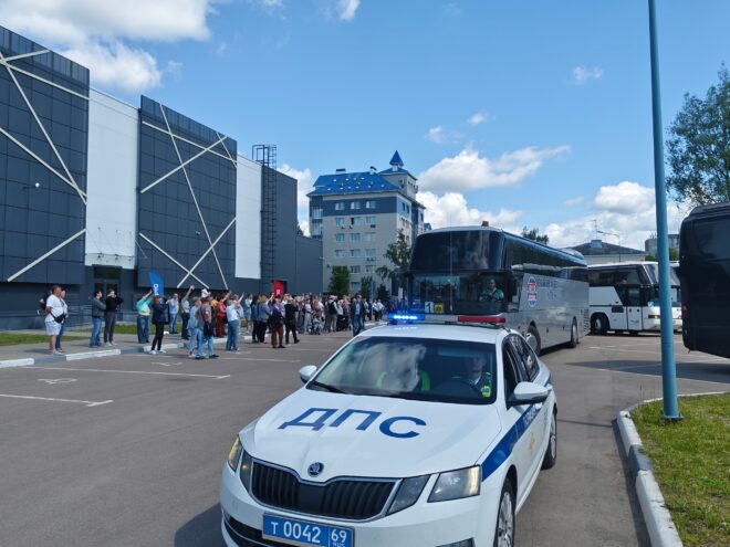 Тверские школьники отправились в лагеря: Госавтоинспекция напомнила о безопасности в пути