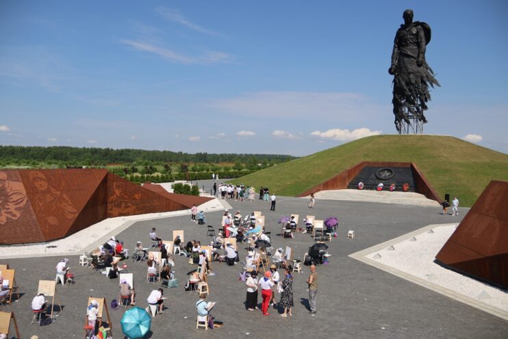 На Ржевском мемориале прошел большой детский пленэр На Ржевском мемориале прошел большой детский пленэр