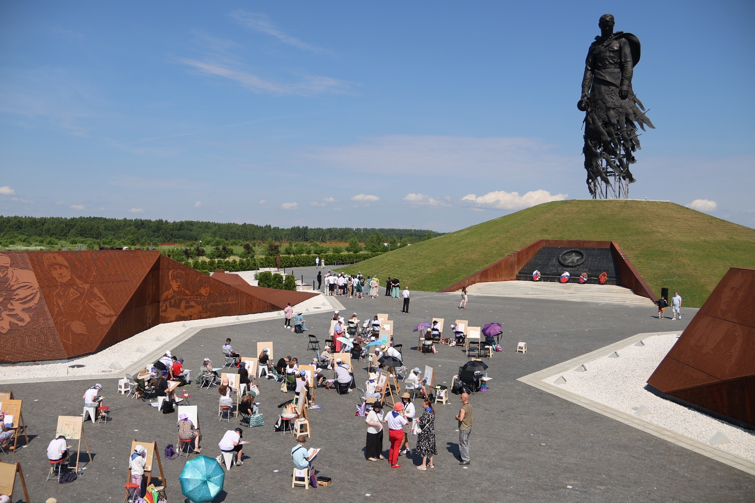 На Ржевском мемориале прошел большой детский пленэр На Ржевском мемориале прошел большой детский пленэр