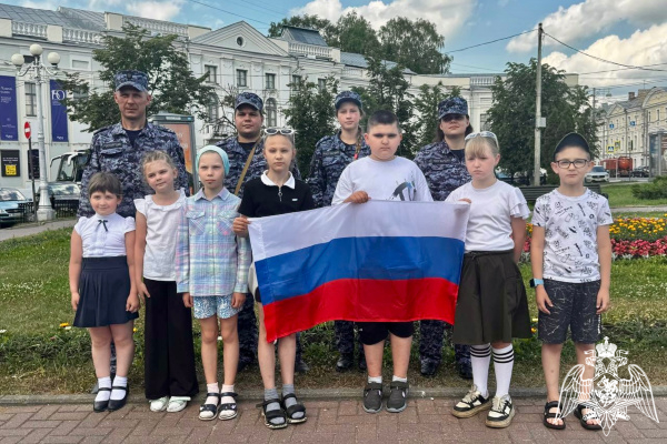 Школьники Твери узнали об истории флага и примерили экипировку Росгвардии — мероприятие в преддверии Дня России Школьники Твери узнали об истории флага и примерили экипировку Росгвардии — мероприятие в преддверии Дня России