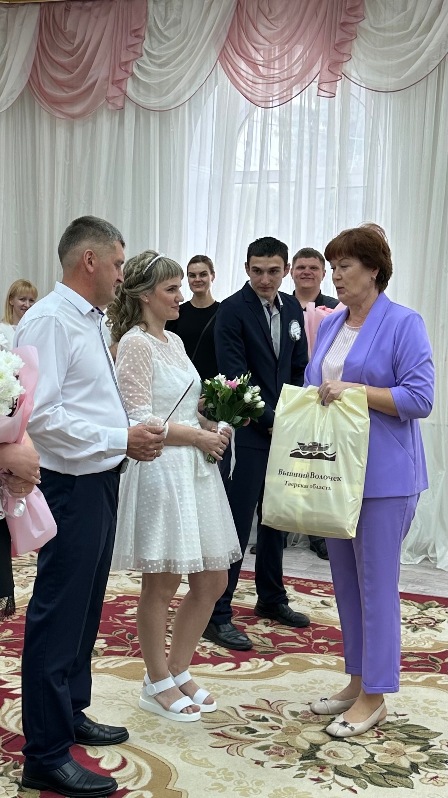 Молодоженам из Вышнего Волочка вручили памятный подарок