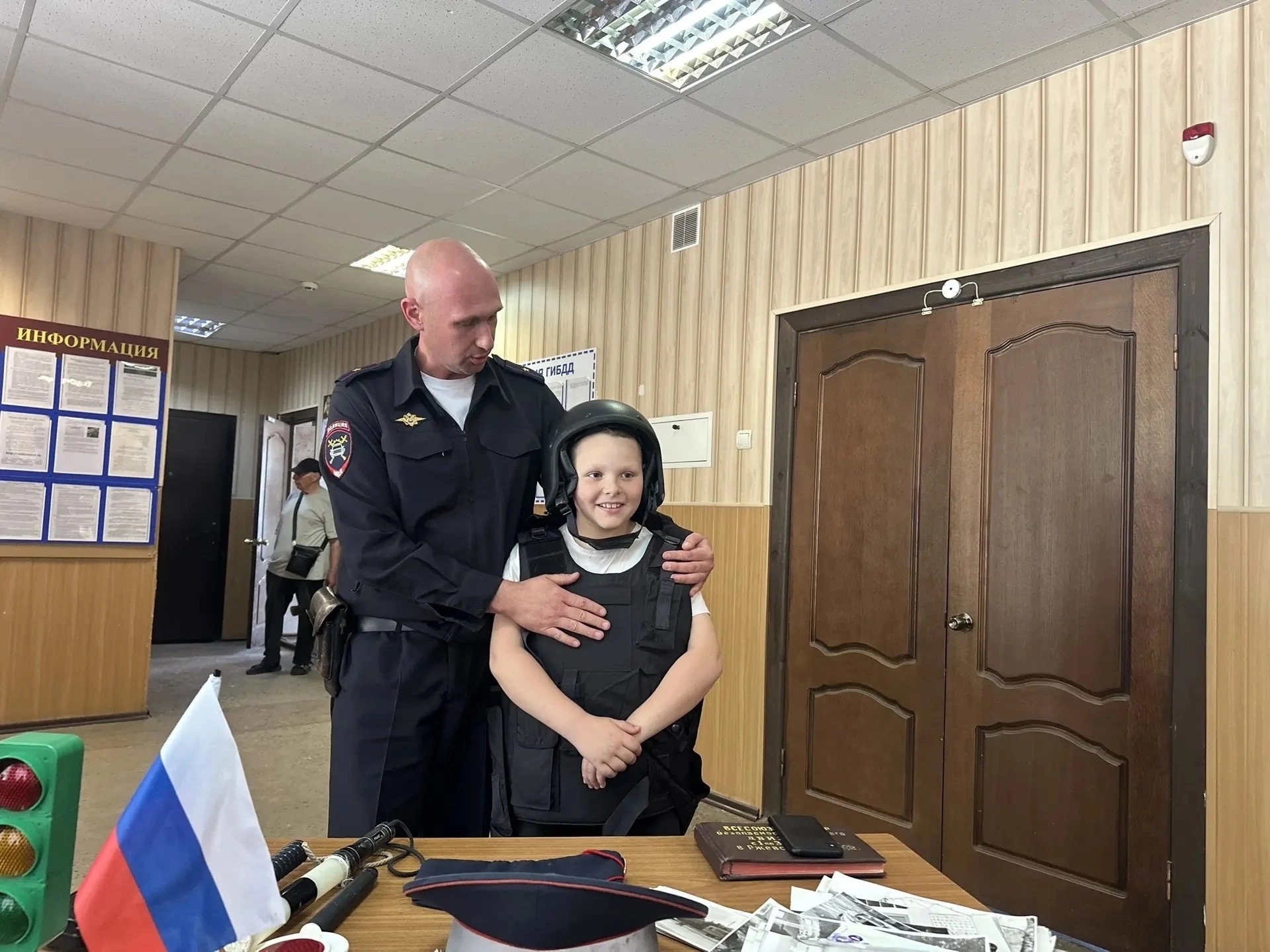 Ржевские школьники "примерили" профессию инспектора ГИБДД на практической экскурсии Ржевские школьники "примерили" профессию инспектора ГИБДД на практической экскурсии
