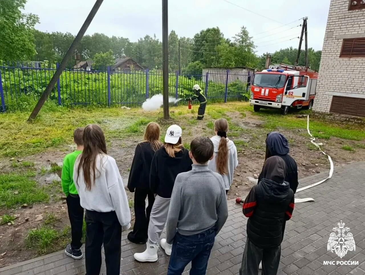 Огонь, вода и стальные инструменты: спасатели Ржева провели мастер‑класс для ребят из палаточного лагеря Огонь, вода и стальные инструменты: спасатели Ржева провели мастер‑класс для ребят из палаточного лагеря