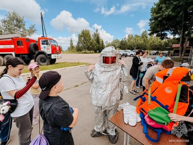 "День открытых дверей" в пожарной части: школьники Белого погрузились в мир спасателей "День открытых дверей" в пожарной части: школьники Белого погрузились в мир спасателей