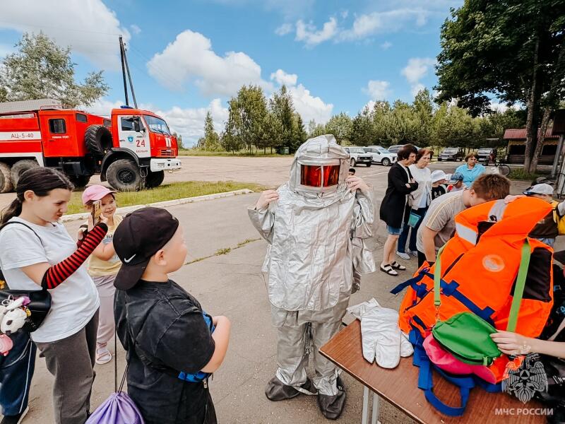 "День открытых дверей" в пожарной части: школьники Белого погрузились в мир спасателей