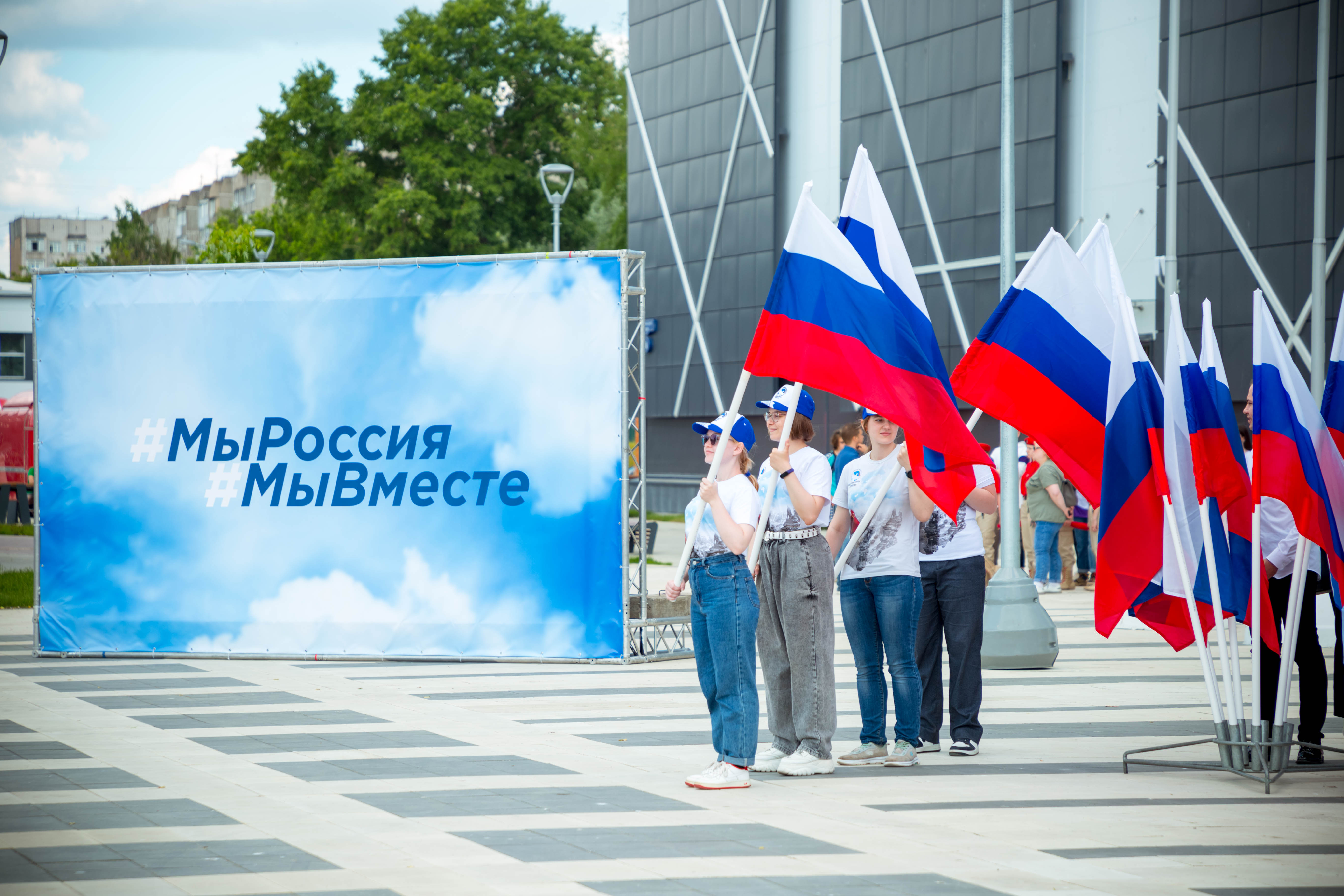 В Осташкове прошла акция «Российский триколор»