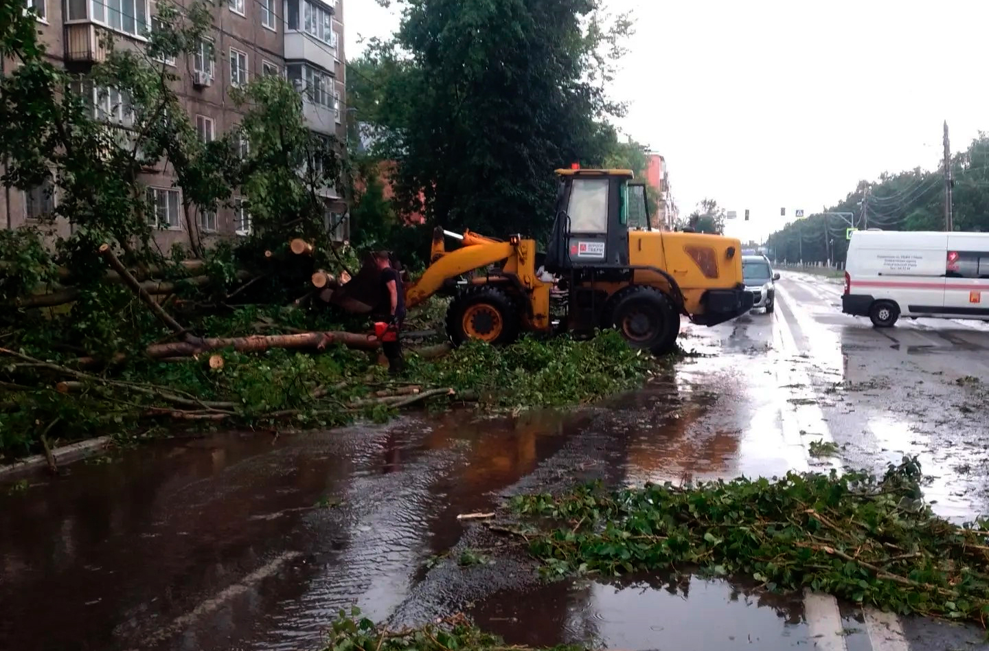 В Твери устраняют последствия ливня