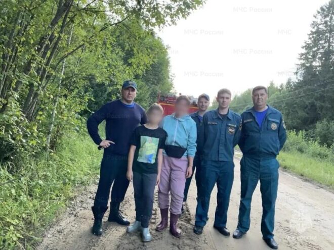 Спасены из лесной чащи: сотрудники МЧС вывели из леса заблудившихся грибников Спасены из лесной чащи: сотрудники МЧС вывели из леса заблудившихся грибников