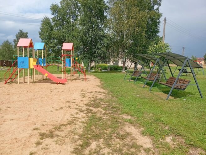 В селе Беле-Кушальское появилась новая зона отдыха с качелями