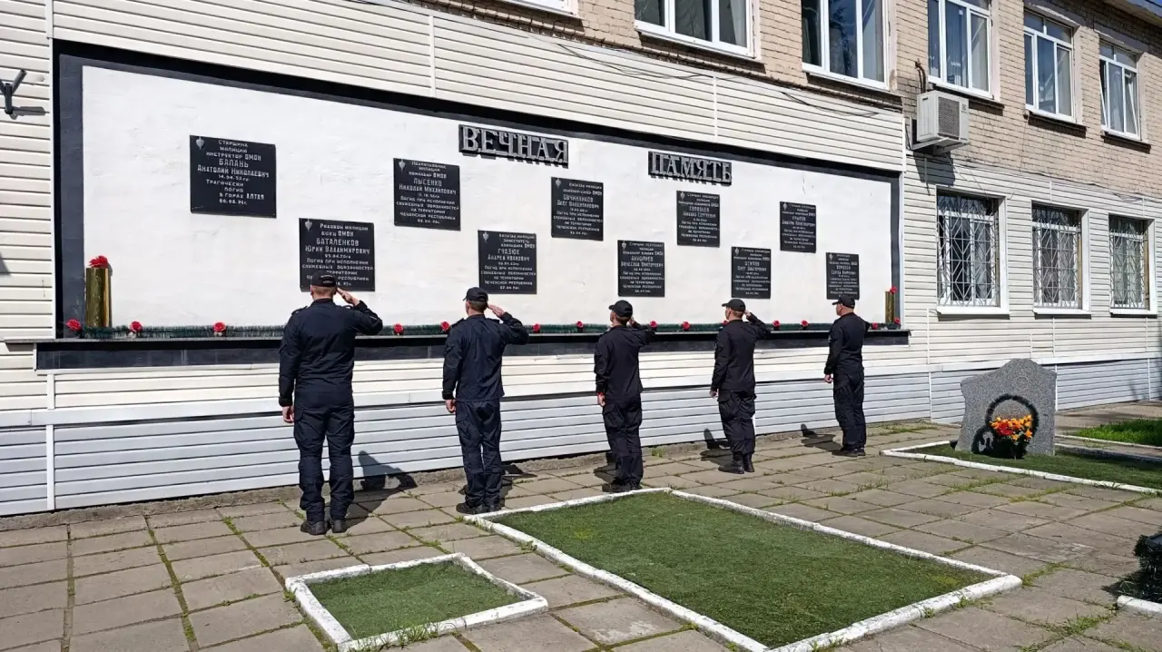 В Твери росгвардейцы почтили память павших воинов В Твери росгвардейцы почтили память павших воинов