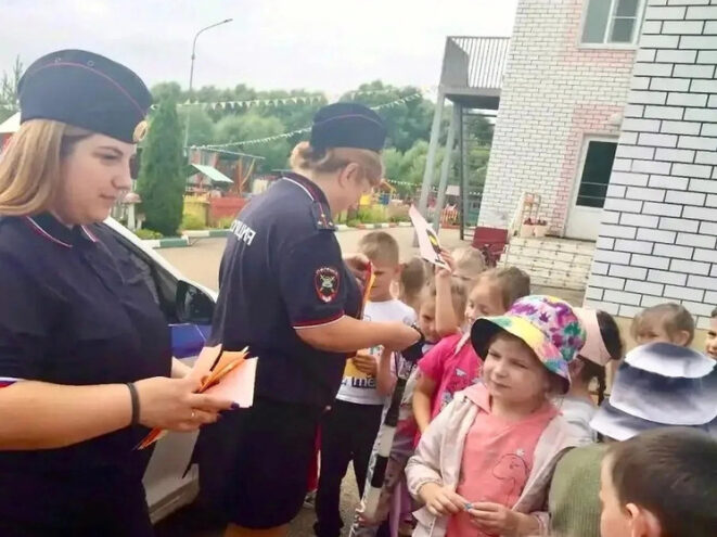 В Лихославле сотрудники ГАИ провели интерактивный урок по безопасности для детей В Лихославле сотрудники ГАИ провели интерактивный урок по безопасности для детей