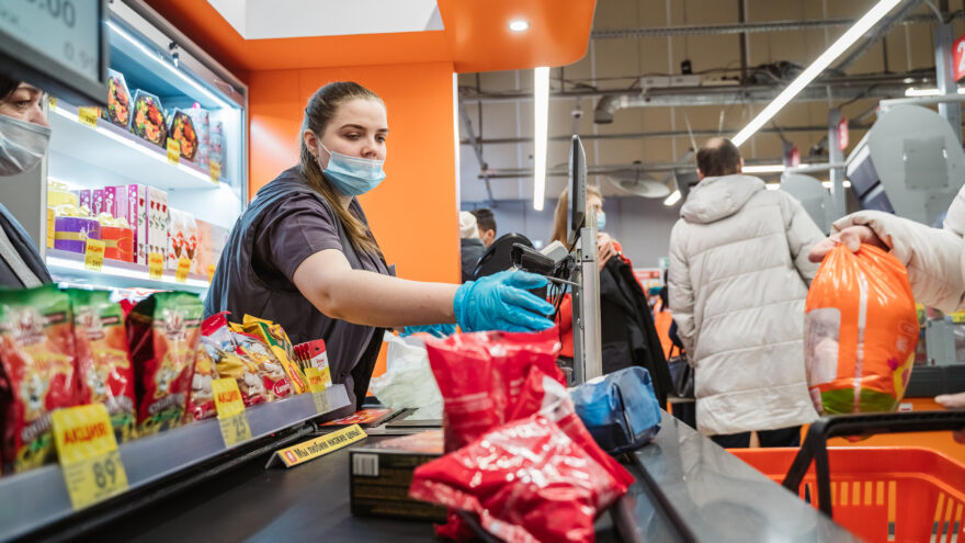 Ритейл в поиске: продавцы и кассиры остаются лидерами по числу вакансий в 2026 году