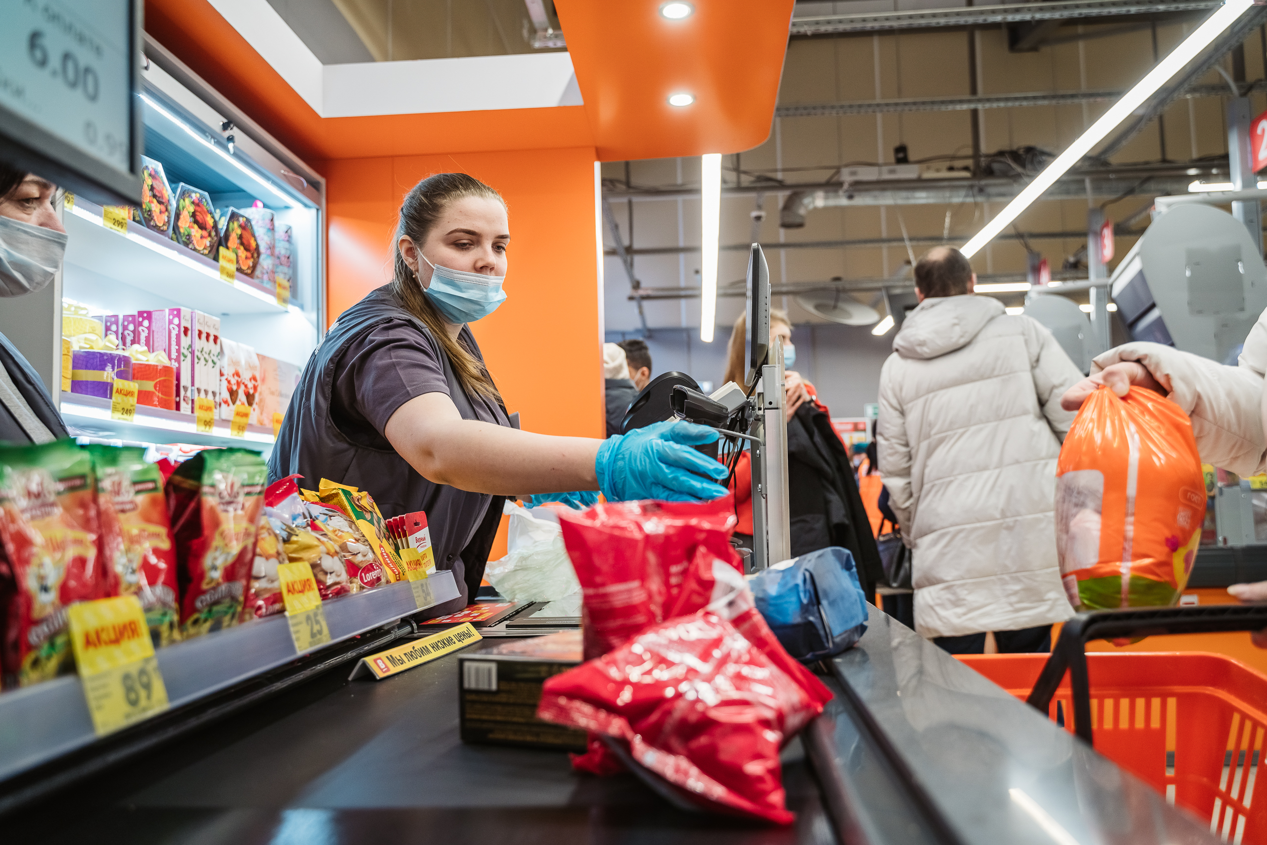 Ритейл в поиске: продавцы и кассиры остаются лидерами по числу вакансий в 2026 году