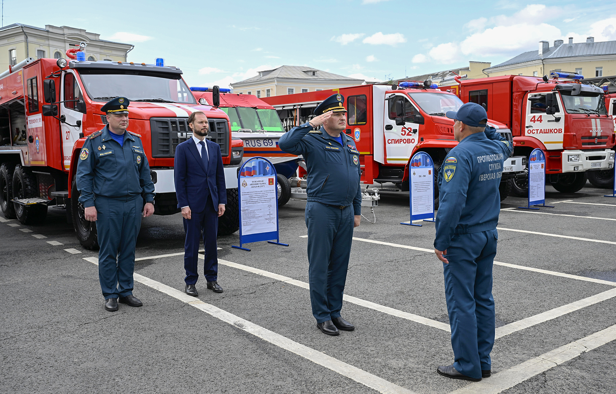Королев и Куренков передали технику МЧС Тверской области