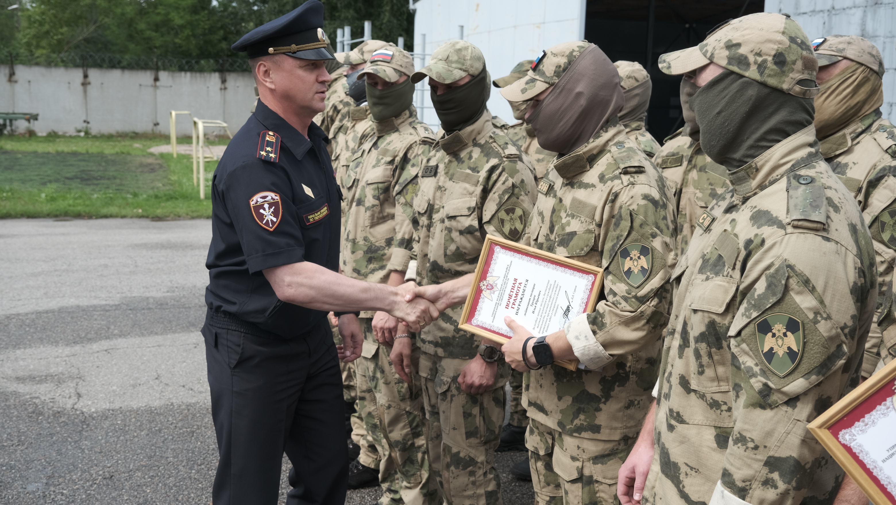 В Твери наградили бойцов спецназа, успешно выполнивших служебно‑боевые задачи В Твери наградили бойцов спецназа, успешно выполнивших служебно‑боевые задачи