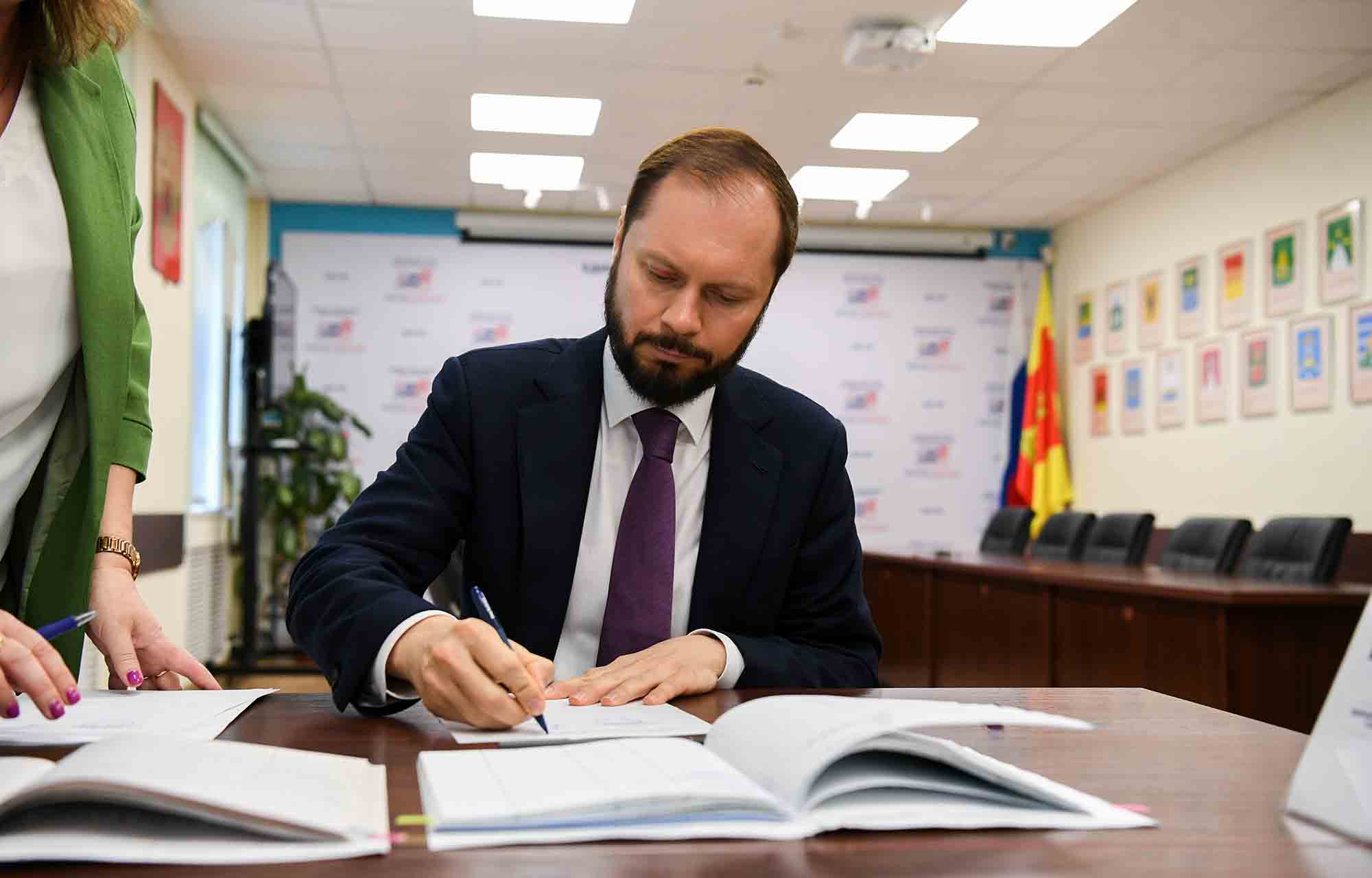 Королев сделал первый официальный шаг к посту губернатора Королев сделал первый официальный шаг к посту губернатора