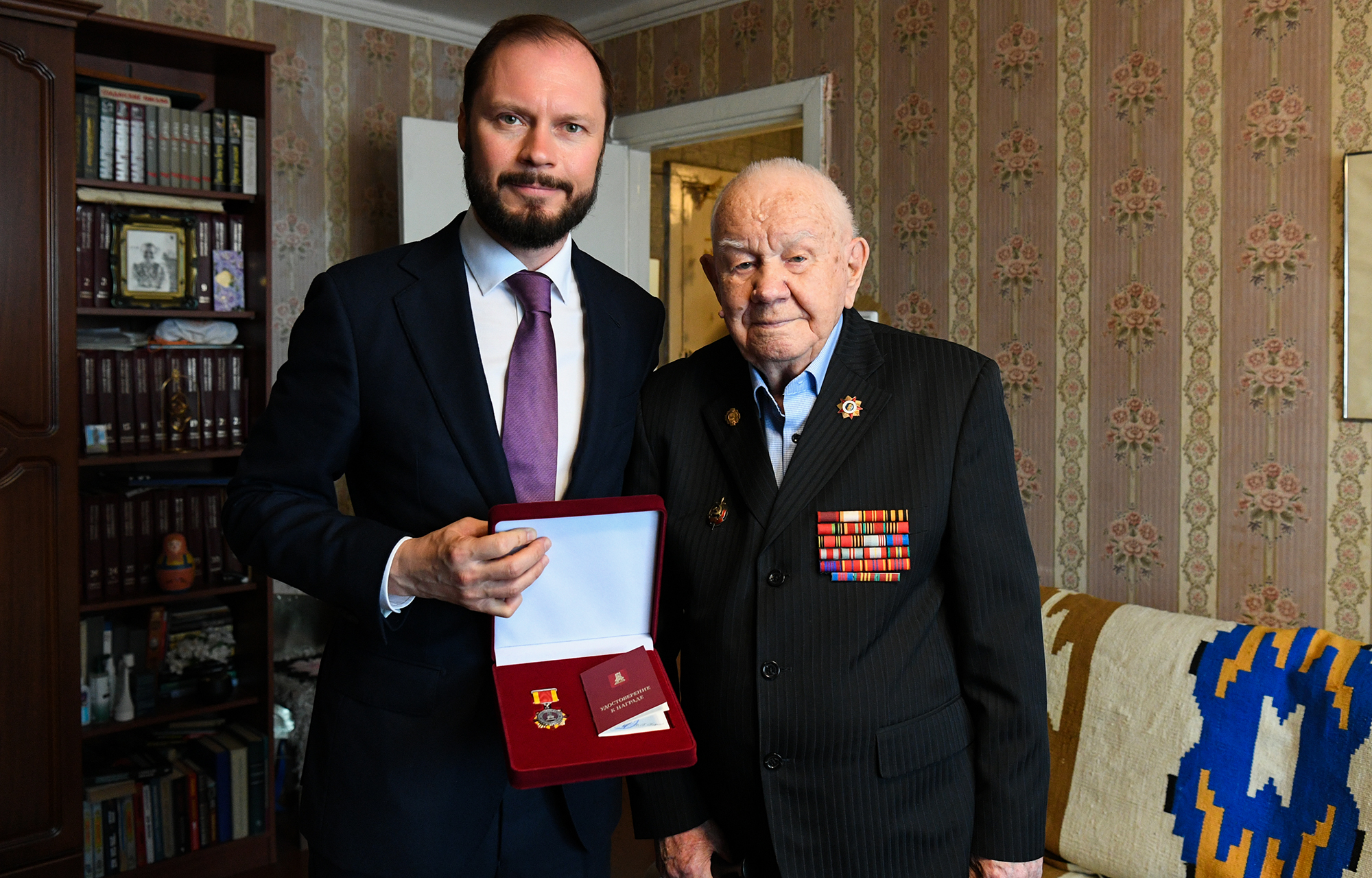 Виталий Королев вручил знак «Почётный гражданин» ветерану Виталий Королев вручил знак «Почётный гражданин» ветерану