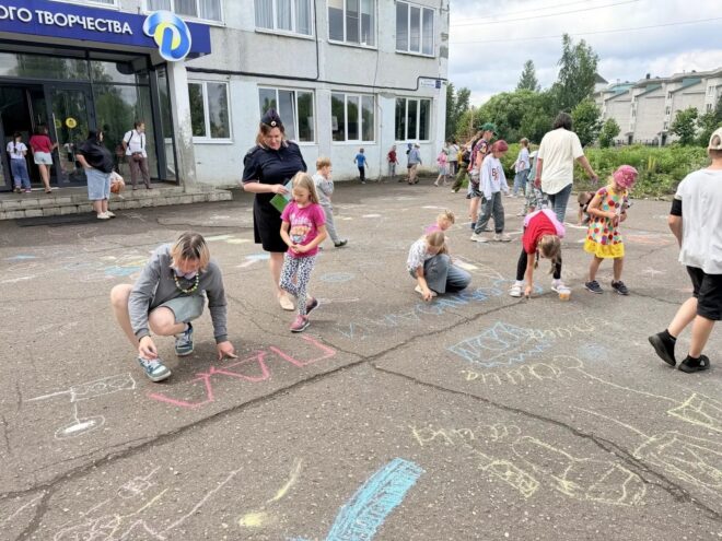 Дорожная азбука на асфальте: в Удомле автоинспекторы провели урок безопасности для школьников Дорожная азбука на асфальте: в Удомле автоинспекторы провели урок безопасности для школьников