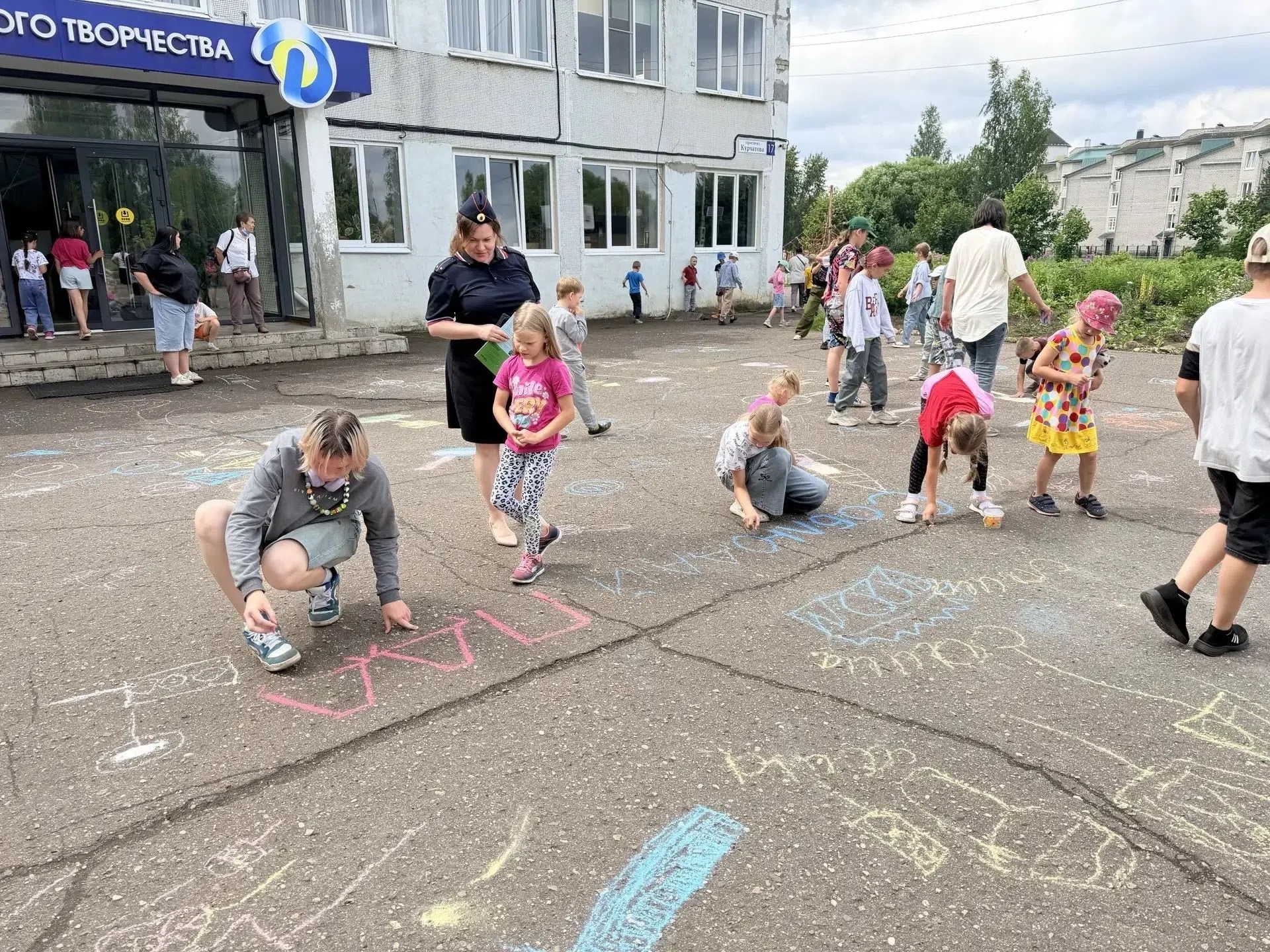 Дорожная азбука на асфальте: в Удомле автоинспекторы провели урок безопасности для школьников Дорожная азбука на асфальте: в Удомле автоинспекторы провели урок безопасности для школьников