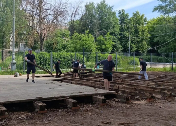 От ветхой конструкции к современной зоне: в Твери реконструируют волейбольную площадку От ветхой конструкции к современной зоне: в Твери реконструируют волейбольную площадку