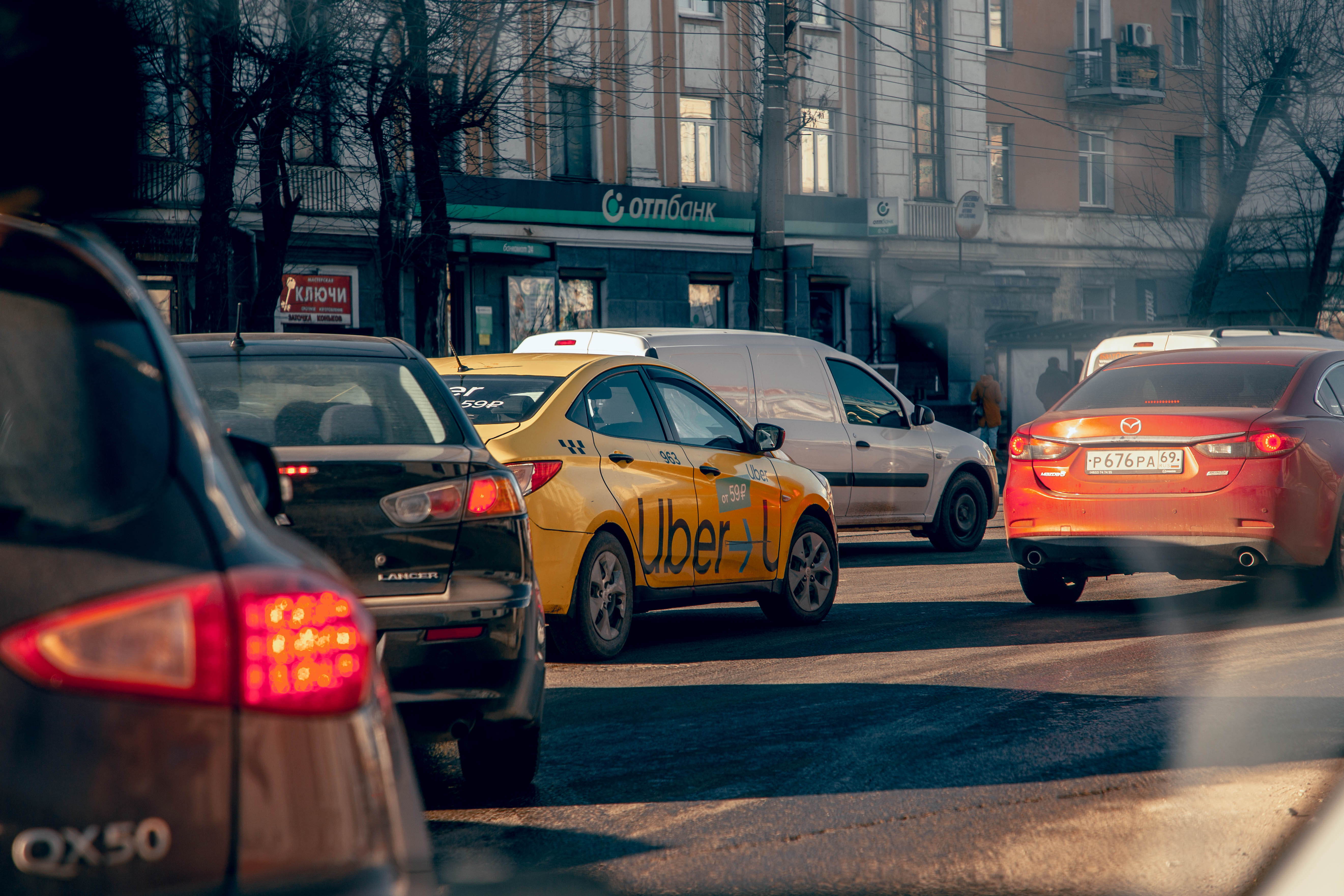 Таксопарки обновляются: в список допущенных к работе авто вошли шесть новых моделей