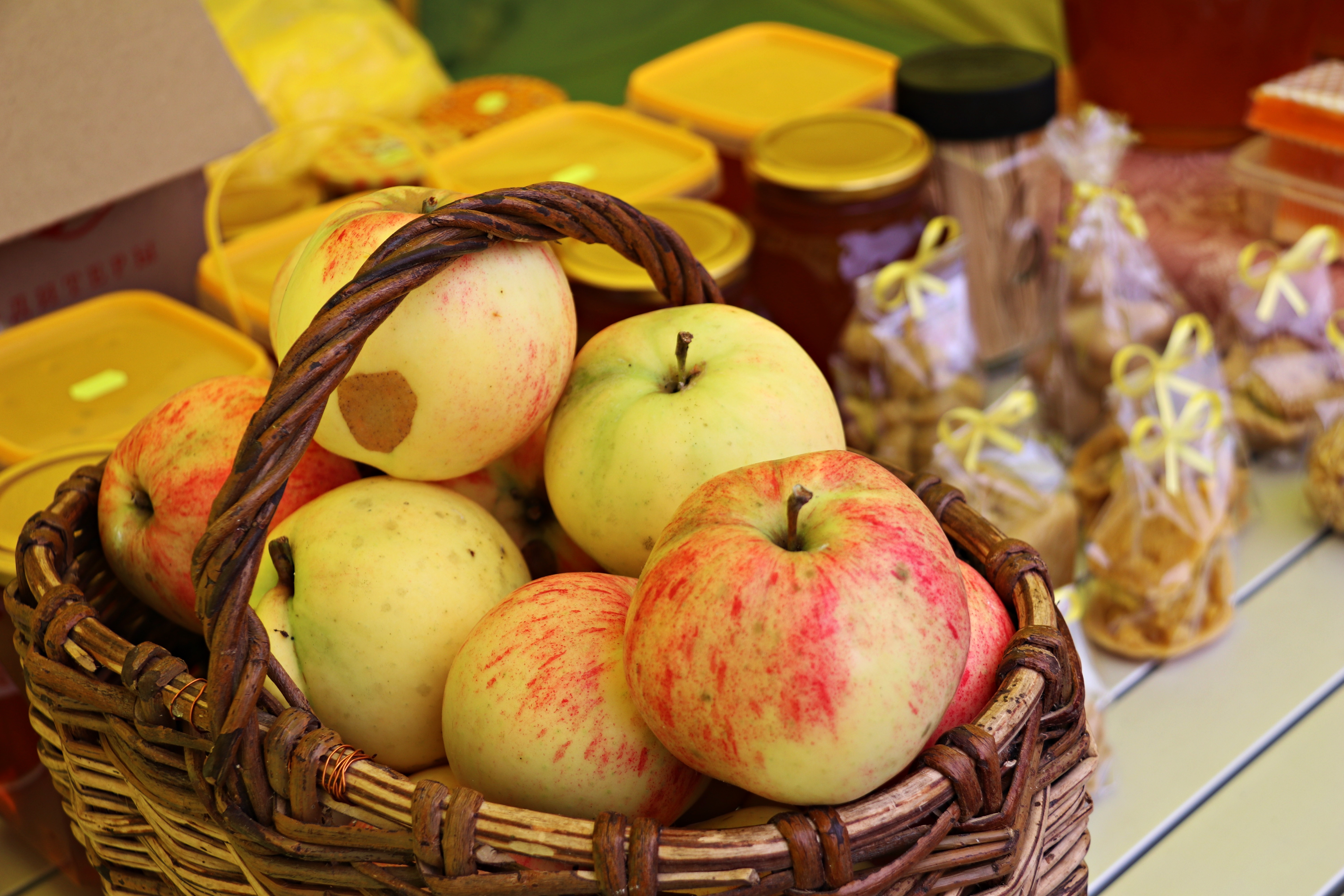 Как безопасно покупать продукты на рынке: рекомендации Роспотребнадзора