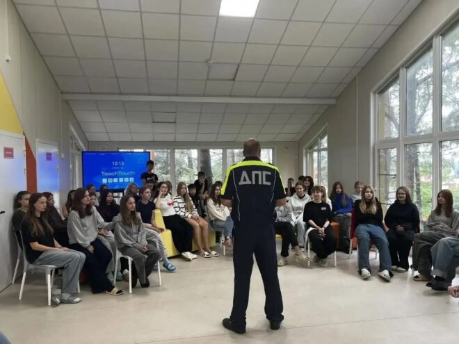 Сотрудники ГИБДД провели урок для детей в лагере «Спутник» Сотрудники ГИБДД провели урок для детей в лагере «Спутник»