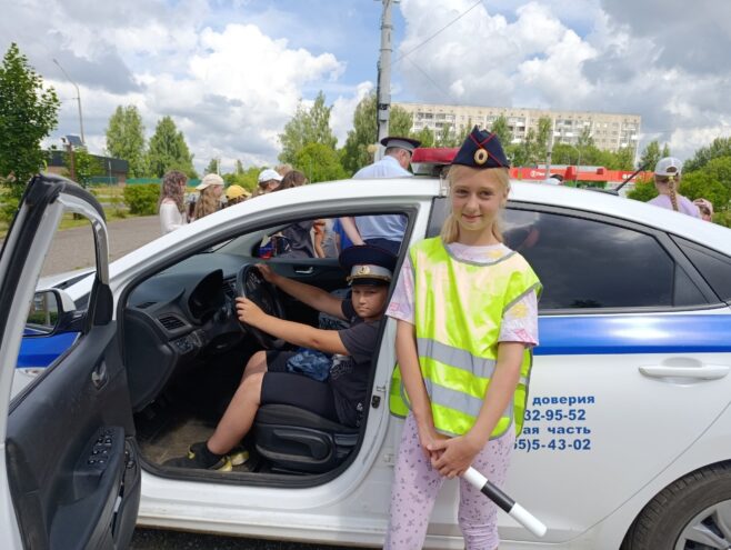 За рулём патрульной машины: в Удомле дети познакомились с работой Госавтоинспекции За рулём патрульной машины: в Удомле дети познакомились с работой Госавтоинспекции