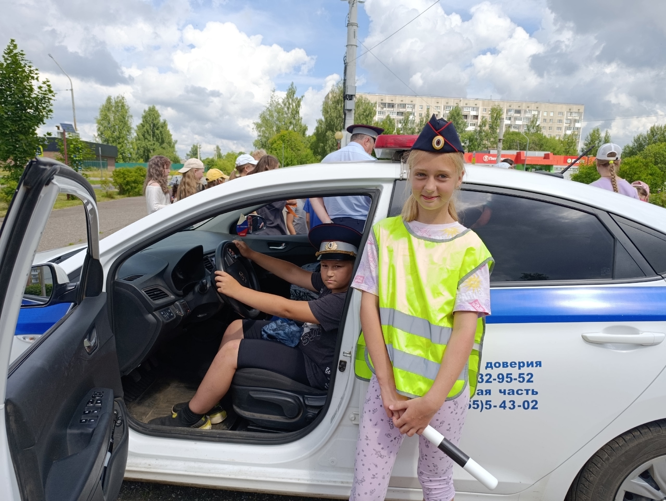 За рулём патрульной машины: в Удомле дети познакомились с работой Госавтоинспекции За рулём патрульной машины: в Удомле дети познакомились с работой Госавтоинспекции