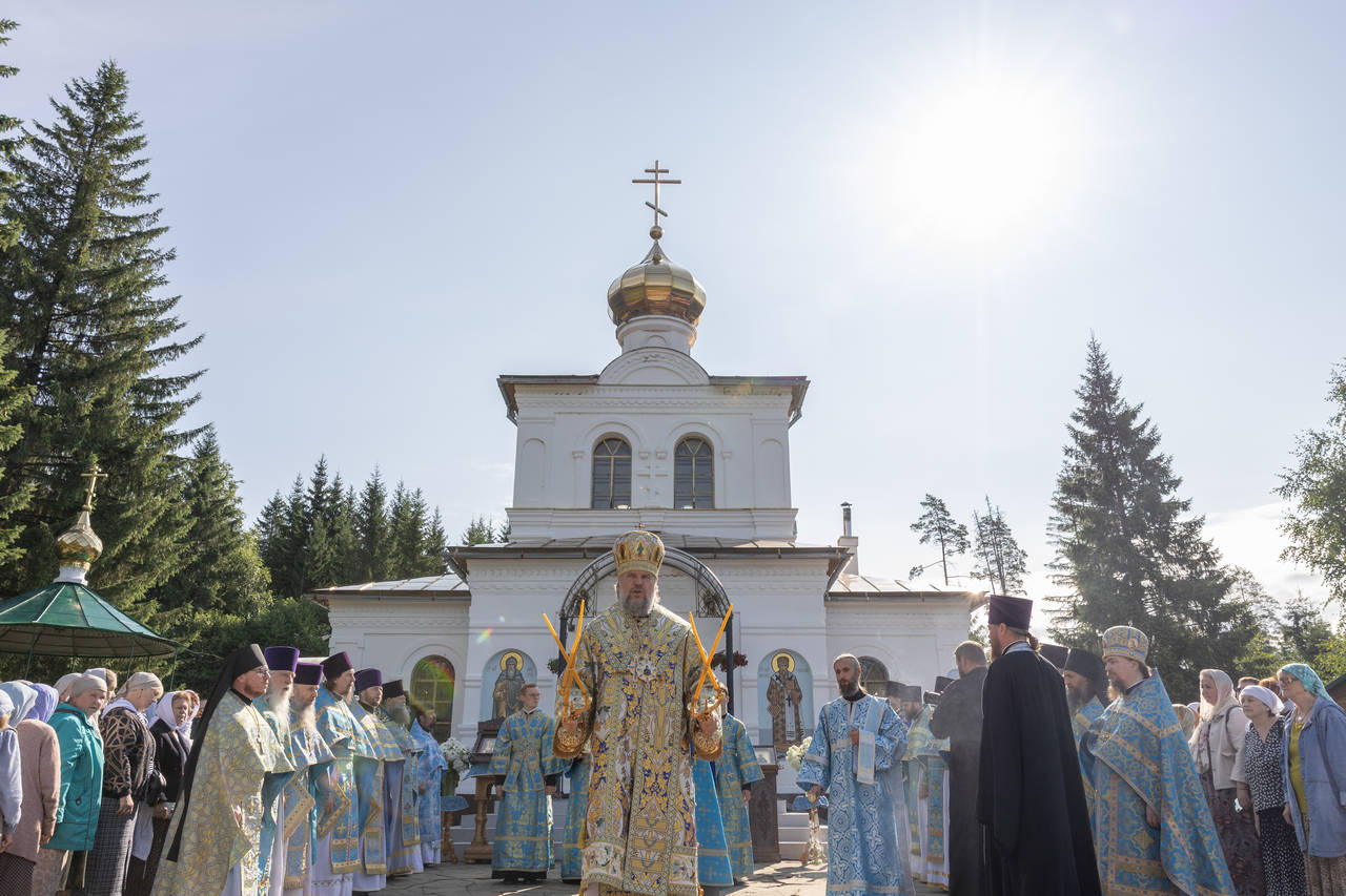 Торжества на Оковецком источнике: крестный ход, освящение воды и церковные награды