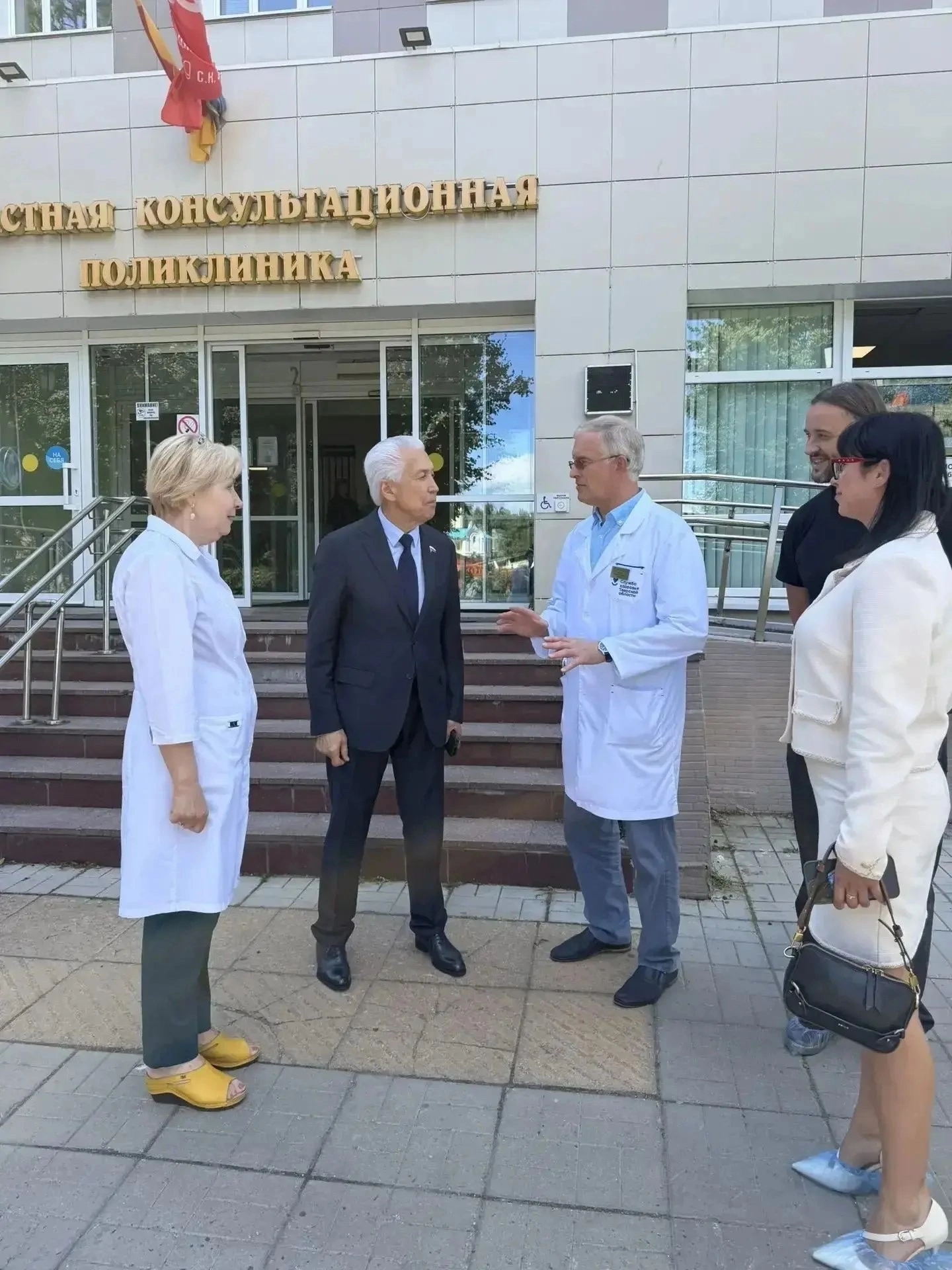 Васильев проверил ремонты в Твери с ветеранами и студентами