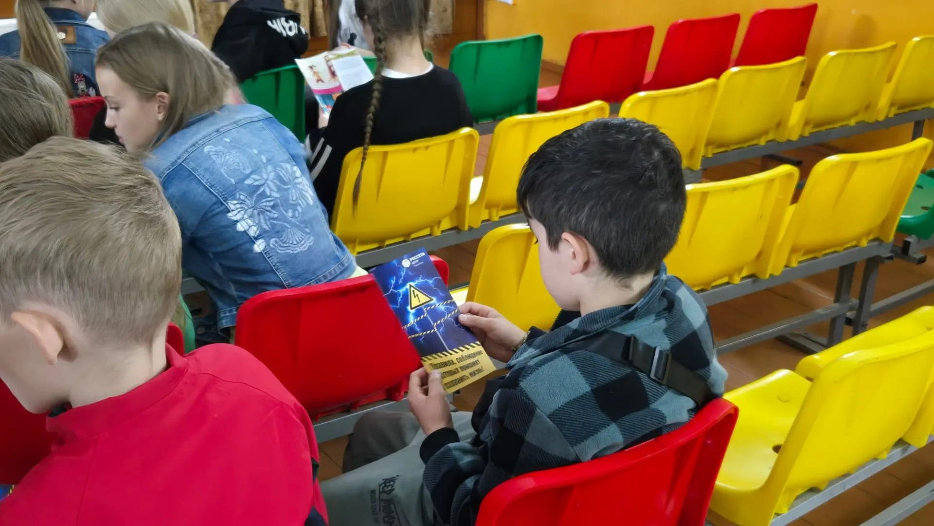 Специалисты «Тверьэнерго» продолжают проводить уроки электробезопасности для детей в период летних каникул