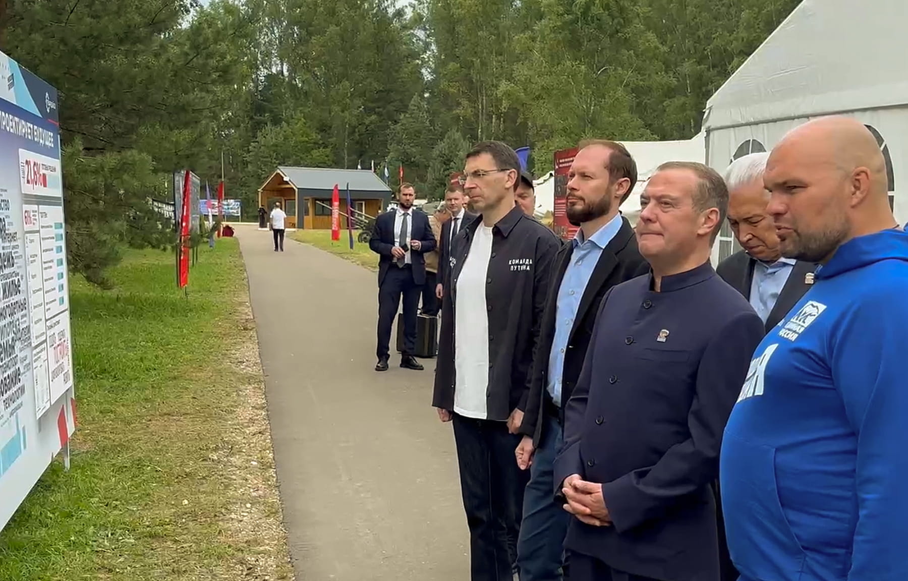 Дмитрий Медведев, Игорь Щёголев, Виталий Королев и Владимир Васильев посещают лагерь имени Ф.М. Охлопкова подо Ржевом