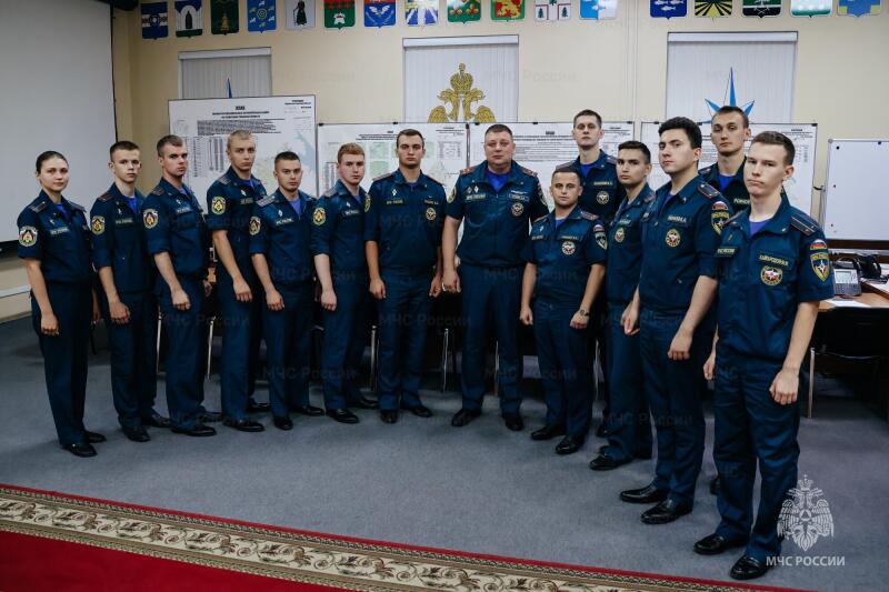 Новые герои спасательной службы: в Тверской области вручили удостоверения молодым сотрудникам МЧС Новые герои спасательной службы: в Тверской области вручили удостоверения молодым сотрудникам МЧС