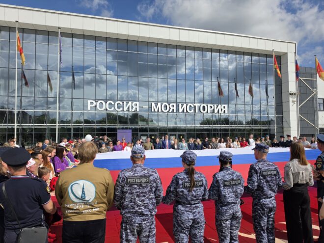 Триколор над Тверью: росгвардейцы присоединились к акции "Цвета родной страны" Триколор над Тверью: росгвардейцы присоединились к акции "Цвета родной страны"